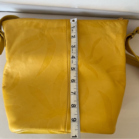 Vintage Etra Yellow Gold Leather Bucket Bag - Picture 9 of 11